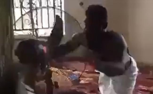 बिजली वाले पंखें को हाथ से चलाता है ये शख्स, लोगों ने कहा- बिजली बचाने की अथक कोशिश