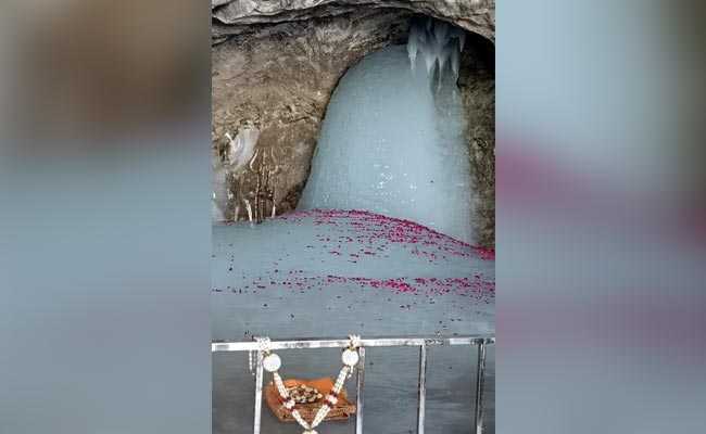 कश्मीर में बढ़ते तापमान के बीच बाबा अमरनाथ के 22 फुट ऊंचे हिमलिंग की पहली तस्‍वीर सामने आई