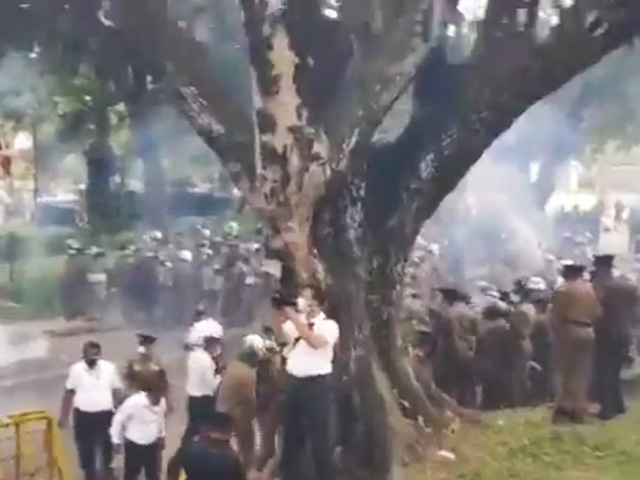 श्रीलंका में 51 दिनों से आंदोलन जारी, पुलिस ने उग्र प्रदर्शन कर रहे छात्रों पर दागे आंसू गैस के गोले
