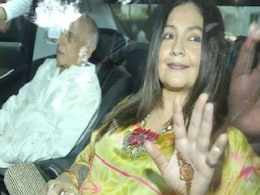 पापा महेश भट्ट के साथ आलिया भट्ट की मेहंदी में पहुंची बहन पूजा भट्ट, हाथों पर लगी था यह डिजाइन पापा महेश भट्ट के साथ आलिया भट्ट की मेहंदी में पहुंची बहन पूजा भट्ट, हाथों पर लगी था यह डिजाइन