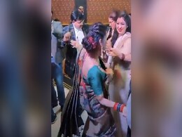 अपना फेवरेट गाना बजते ही आंटी ने खोया आपा, किया ऐसा खतरनाक डांस कि लोग बोले- कोई तो रोक लो! देखें Video अपना फेवरेट गाना बजते ही आंटी ने खोया आपा, किया ऐसा खतरनाक डांस कि लोग बोले- कोई तो रोक लो! देखें Video