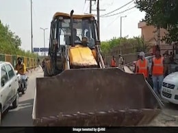 यूपी की तर्ज पर बिहार में भी अपराधियों के घर पर चलाया गया बुलडोजर यूपी की तर्ज पर बिहार में भी अपराधियों के घर पर चलाया गया बुलडोजर