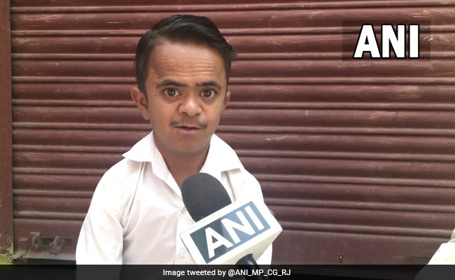 Dwarf Man Unable To Get A Job Due To Height. How A Congress MLA Helped