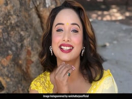 पीली साड़ी में रवीना टंडन को टक्कर देती दिखीं रानी चटर्जी, फैंस बोले- अब बस बारिश की कमी है पीली साड़ी में रवीना टंडन को टक्कर देती दिखीं रानी चटर्जी, फैंस बोले- अब बस बारिश की कमी है
