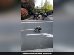 China की सड़कों पर इस रोबोट की अनाउंसमेंट से बढ़ सकती है आपकी टेंशन, Viral हो रहा Video China की सड़कों पर इस रोबोट की अनाउंसमेंट से बढ़ सकती है आपकी टेंशन, Viral हो रहा Video