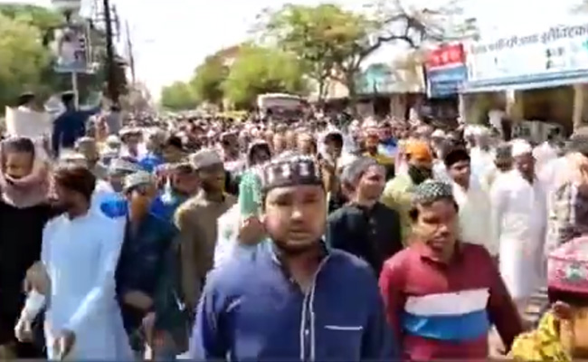 मध्य प्रदेश : नीमच में सड़क पर सरकार के खिलाफ लगाए नारे, पुलिस ने दर्ज किया मामला