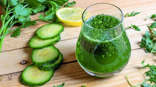 Coriander leaves help the body get rid of excessive heat and remove toxins