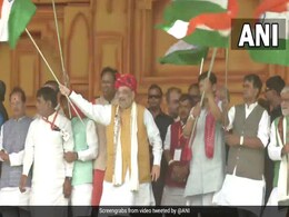 पाकिस्तान का रिकॉर्ड टूटा, तकरीबन 78 हजार भारतीयों ने एक साथ तिरंगा लहरा कर इतिहास रचा पाकिस्तान का रिकॉर्ड टूटा, तकरीबन 78 हजार भारतीयों ने एक साथ तिरंगा लहरा कर इतिहास रचा