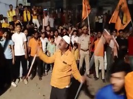 असली हिंदुस्तान : हनुमान जयंती के जुलूस में मुस्लिमों ने दिखाए करतब, फूल बरसाए, शरबत भी पिलाया असली हिंदुस्तान : हनुमान जयंती के जुलूस में मुस्लिमों ने दिखाए करतब, फूल बरसाए, शरबत भी पिलाया