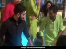 विराट कोहली को दोस्त की शादी में चढ़ा 'पुष्पा' का खुमार, 'ऊ अंटावा' पर किया जोरदार डांस विराट कोहली को दोस्त की शादी में चढ़ा 'पुष्पा' का खुमार, 'ऊ अंटावा' पर किया जोरदार डांस