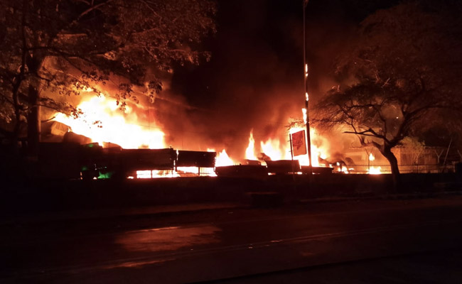 दिल्ली के न्यू शेख सराय में MCD के जंकयार्ड में लगी भीषण आग