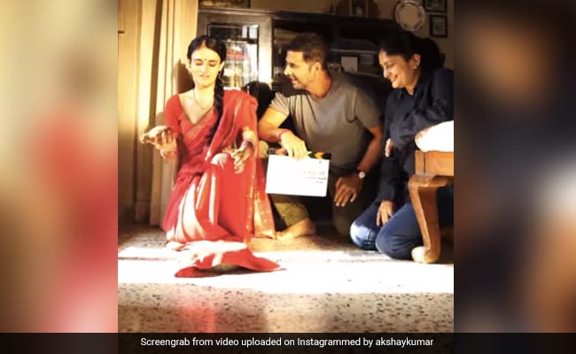 For <i>Soorarai Pottru</i> Remake, Akshay Kumar Asks Fans For Title Suggestions