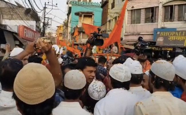 भोपाल की हिंदू-मुस्लिम कौमी एकता ने हिंसा फैलाने वालों को इस तरह फूलों से दिया करारा जवाब, अमन और शांति का दिया संदेश