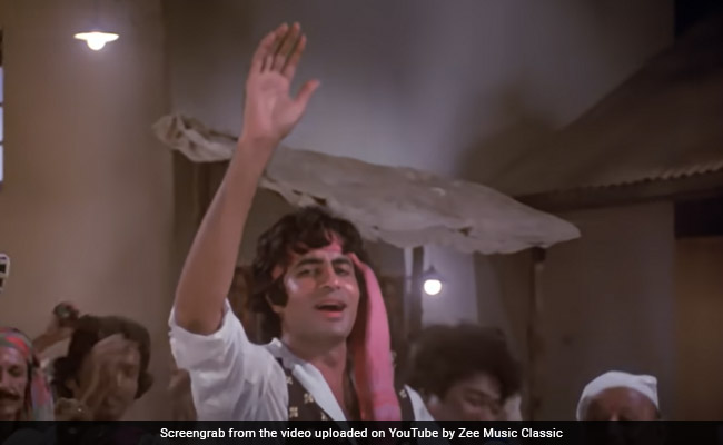 Amitabh Bachchan "Copied" Son Abhishek's Dance Moves In This Iconic Song