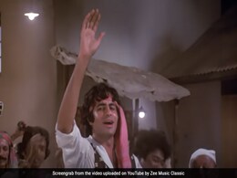 Amitabh Bachchan "Copied" Son Abhishek's Dance Moves In This Iconic Song Amitabh Bachchan "Copied" Son Abhishek's Dance Moves In This Iconic Song