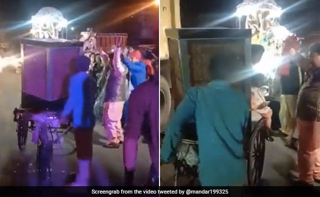 बारातियों को डांस करते हुए न लगे गर्मी, इसलिए लड़के वाले बारात में बैंड और लाइट के साथ लेकर आए कूलर - देखें Video