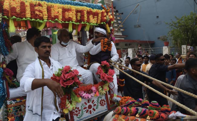 नालंदा में नीतीश कुमार ने की तांगे की सवारी, रोड शो में सीएम की झलक पाने को उमड़े लोग