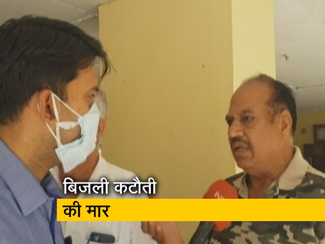 हरियाणा : भीषण गर्मी में बिजली कटौती से लोग परेशान, घर के बाहर छांव में काट रहे वक्‍त 