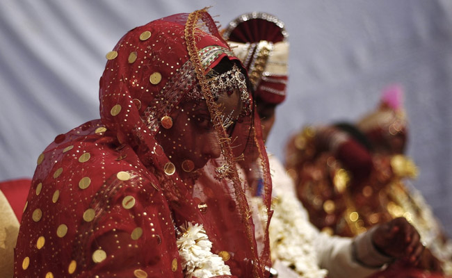 भाईचारे की मिसाल : परवेज के घर सजा पूजा चौरसिया की शादी का मंडप, धूमधाम से शादी 