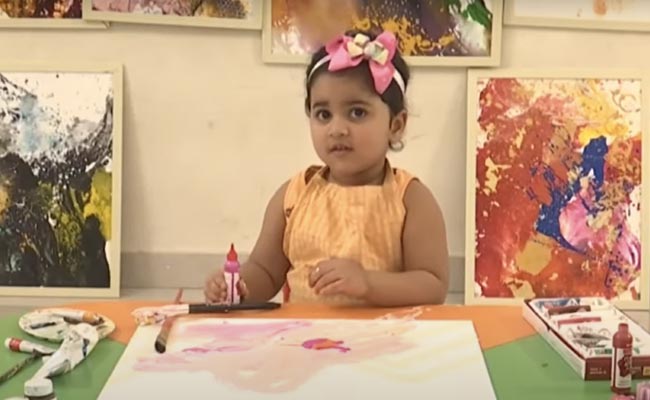 ढाई साल की अनोखी बच्ची, 37 तरीकों से बना दी 72 पेंटिंग, रचा इतिहास, नवीन पटनायक ने किया सम्मान