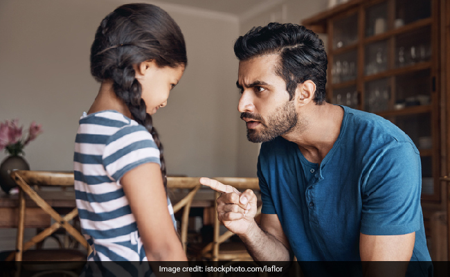 Parenting Tips : माता पिता के ऐसे बिहैवियर से बच्चे छुपाने लगते हैं उनसे बातें, यहां जान लें 