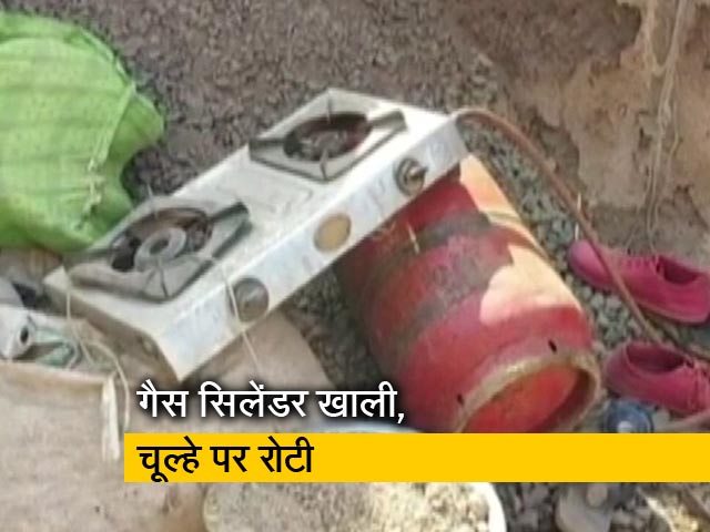 बढ़ती महंगाई के चलते रसोई गैस छोड़कर फिर से चूल्हा फूंकने पर मजबूर हुए लोग