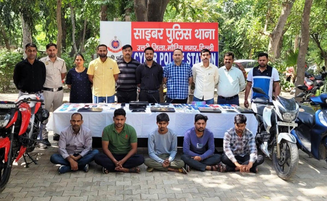 दिल्ली : एयरलाइंस कंपनियों में नौकरी दिलाने के बहाने सैकड़ों युवाओं को ठगने वाले गिरोह का भंडाफोड़