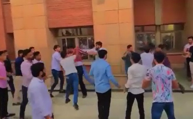 Noida: एमिटी यूनिवर्सिटी में छात्रों के बीच मारपीट,  सोशल मीडिया पर वीडियो वायरल