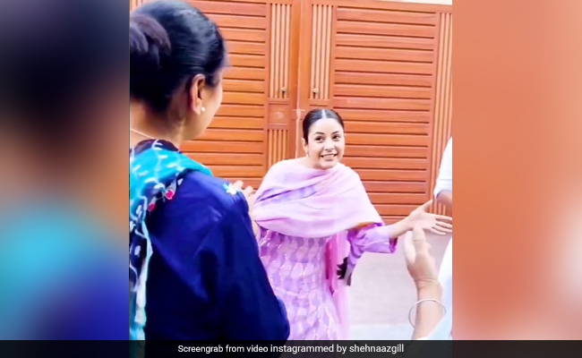 Shehnaaz Gill Doing <i>Gidda</i> With Elderly Women Leave Fans Overjoyed