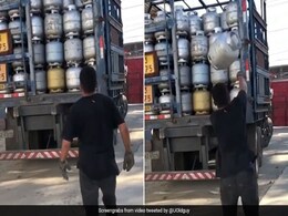 शख्स ने हवा में उछाला गैस से भरा सिलेंडर, Video देखकर आप भी कहेंगे- 'वाह क्या बैलेंस है' शख्स ने हवा में उछाला गैस से भरा सिलेंडर, Video देखकर आप भी कहेंगे- 'वाह क्या बैलेंस है'