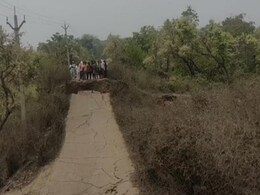 झारखंड : निरसा चिरकुंडा के डुमरीजोड़ में सड़क धंसी, इलाके में अफरातफरी का माहौल झारखंड : निरसा चिरकुंडा के डुमरीजोड़ में सड़क धंसी, इलाके में अफरातफरी का माहौल