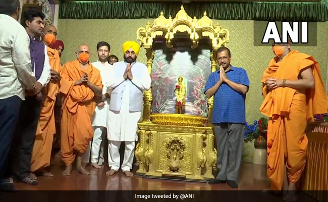 Arvind Kejriwal, Bhagwant Mann Offer Prayers At Gujarat Temple
