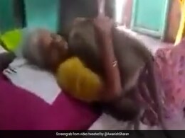 Video: रोज खाना खिलाती थी महिला, बीमार पड़ी तो खोज खबर लेने घर पहुंच गया लंगूर, लगा लिया गले Video: रोज खाना खिलाती थी महिला, बीमार पड़ी तो खोज खबर लेने घर पहुंच गया लंगूर, लगा लिया गले