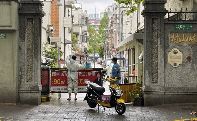 Shanghai Erects Mesh Barriers Outside Covid-Hit Buildings