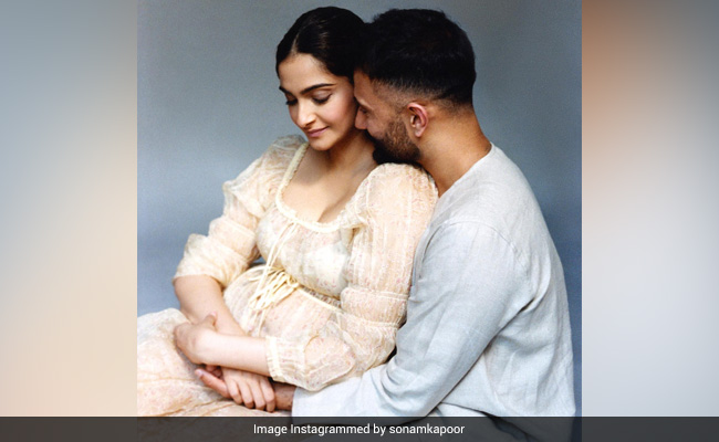Mom-To-Be Sonam Kapoor Is "Obsessed" With Husband Anand Ahuja