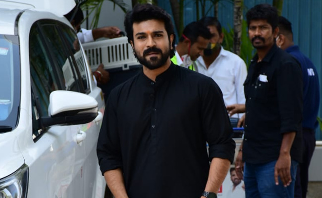 RRR: नंगे पांव अय्यप्पा लुक में ऑडियंस का रिएक्शन देखने थिएटर पहुंचे राम चरण, फैंस में दिखी भारी दीवानगी