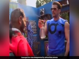Viral Video: सलमान खान ने अपने फैन के बाल काट-काट कर बेचारे को कर दिया गंजा, फिर जो हुआ वो तो सोच भी नहीं सकते आप Viral Video: सलमान खान ने अपने फैन के बाल काट-काट कर बेचारे को कर दिया गंजा, फिर जो हुआ वो तो सोच भी नहीं सकते आप