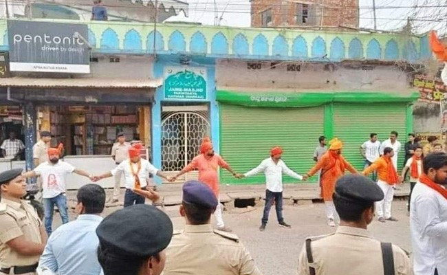 मस्जिद की सुरक्षा के लिए आगे आए 'भगवाधारी', बनाई मानव श्रृंखला, भाईचारे की अनोखी मिसाल