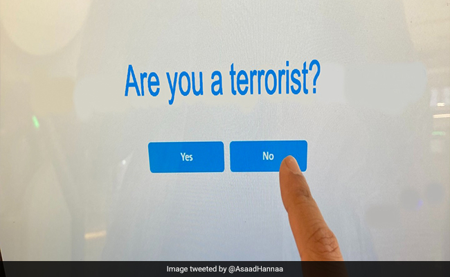 यूएस एयरपोर्ट के Kiosk की तस्वीर पूछ रही है 'क्या आप आतंकवादी हैं?'