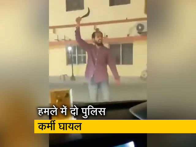 गोरखपुर में गोरखनाथ मंदिर के बाहर एक शख्स ने पुलिस वालों पर किया हमला