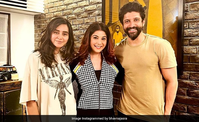 A Gift From Friends: Farhan Akhtar And Shibani Dandekar Get Their Hands Cast In Wax