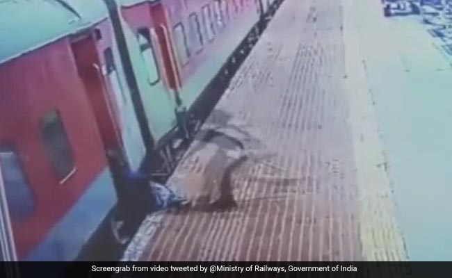 चलती ट्रेन से उतरने की कोशिश में ट्रेन के नीचे आया यात्री, RPF महिला कर्मी ने बचाई जान