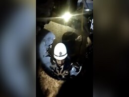 VIDEO: लिफ्ट तोड़कर बचाई गई 4 लोगों की जान, मैरिज हॉल में आग लगने के कारण गए थे फंस VIDEO: लिफ्ट तोड़कर बचाई गई 4 लोगों की जान, मैरिज हॉल में आग लगने के कारण गए थे फंस