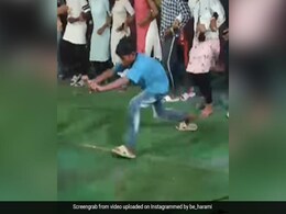 डांस करते हुए फोटों खींच रहा है ये कैमरामैन, वीडियो देख कहेंगे- इसे तो अवार्ड मिलना चाहिए डांस करते हुए फोटों खींच रहा है ये कैमरामैन, वीडियो देख कहेंगे- इसे तो अवार्ड मिलना चाहिए