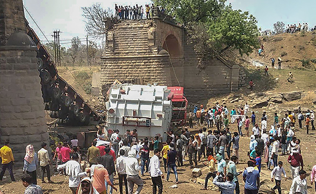 British-Era Bridge Collapses In Madhya Pradesh, Trailer-Truck Falls On Dry River Bed