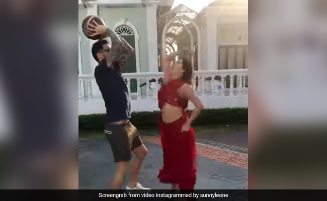 <i>Kuch Kuch Hota Hai</i> When Sunny Leone Plays Basketball In A <i>Saree</i>