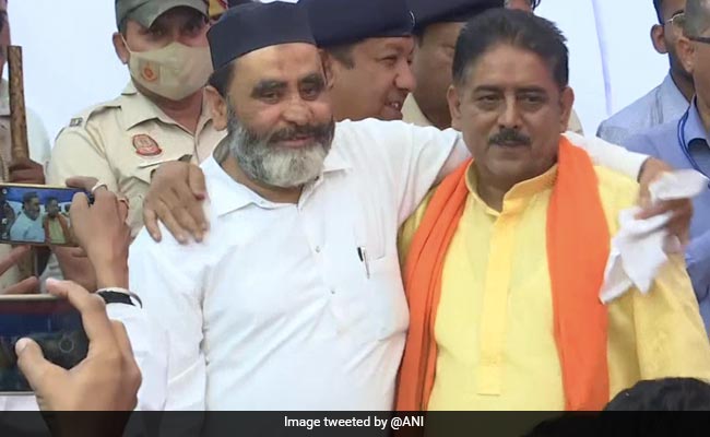 Hindus, Muslims Exchange Hugs In Delhi's Violence-Hit Jahangirpuri