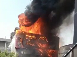 दिल्ली के पंजाबी बाग में रेस्तरां में लगी आग, दमकल की गाड़ियां घटनास्थल पर दिल्ली के पंजाबी बाग में रेस्तरां में लगी आग, दमकल की गाड़ियां घटनास्थल पर