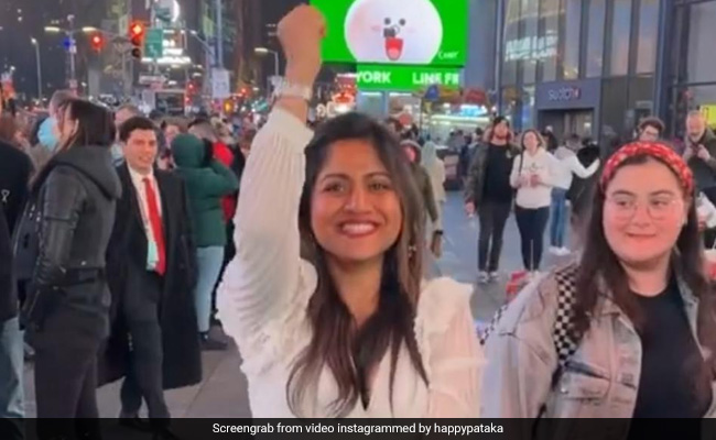 ‘वोदका लगा के’ पर इस लड़की ने टाइम्स स्क्वायर पर किया डांस तो जमा हो गई भीड़, देखें वीडियो