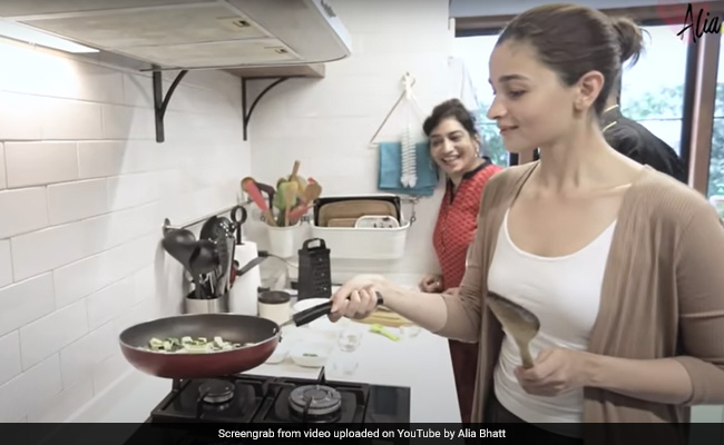 आलिया भट्ट ने पहली बार रसोई में बनाई ये स्वादिष्ट मसालेदार सब्जी फिर बोलीं- मुझे अब रोना आ रहा है...